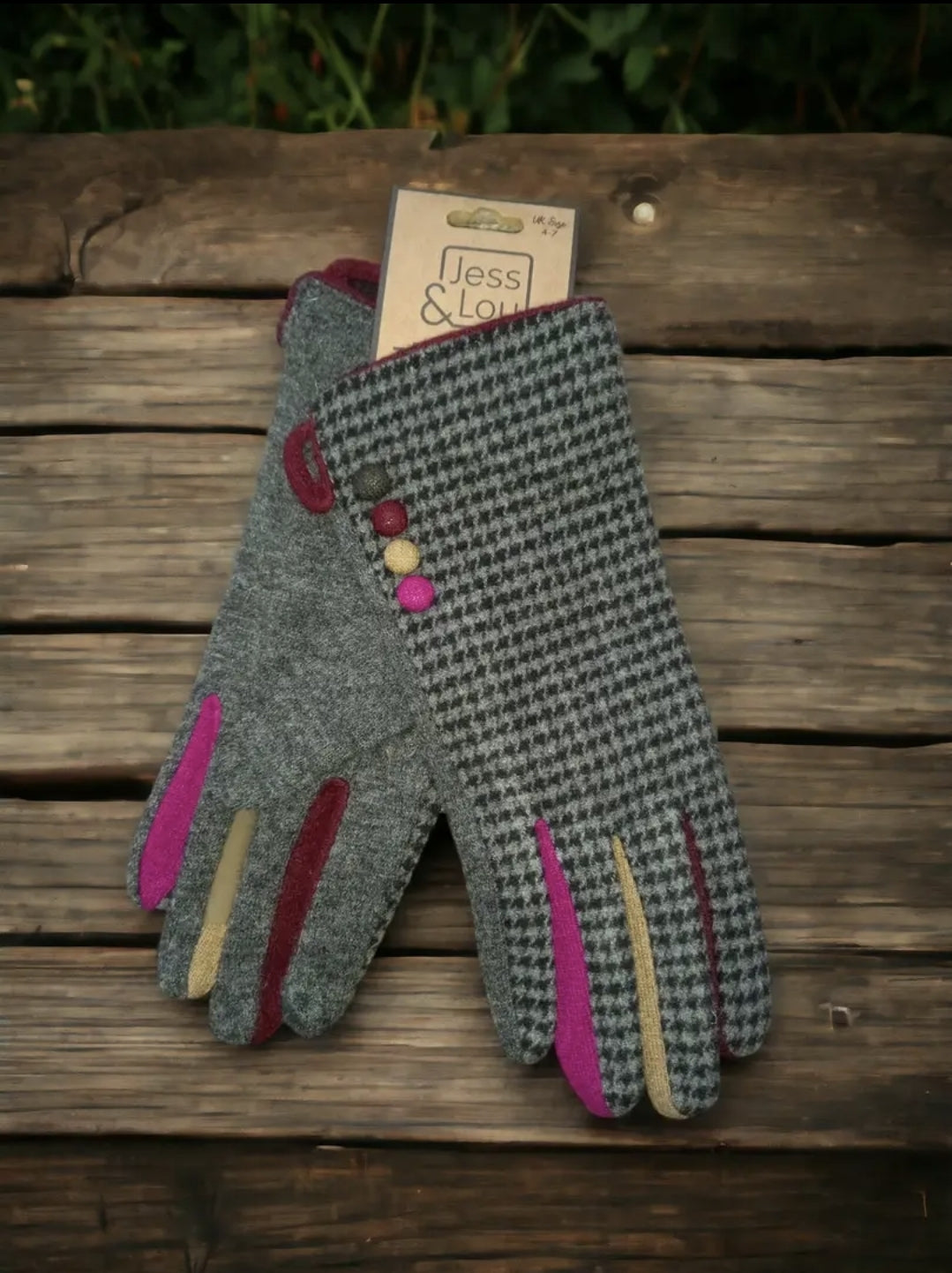 Houndtooth Button Gloves in Grey